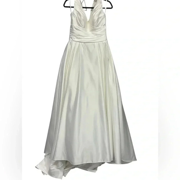 Private Collection Dresses & Skirts - 👰‍♀️👰‍♀️👰‍♀️Private Collection NWT Bridal Gown 👰‍♀️👰‍♀️👰‍♀️